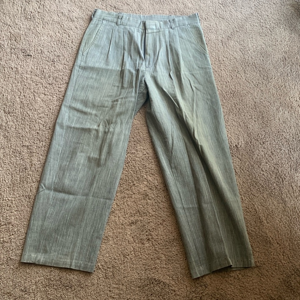 Men’s grey dress pants with pockets and a black zipper. Size small